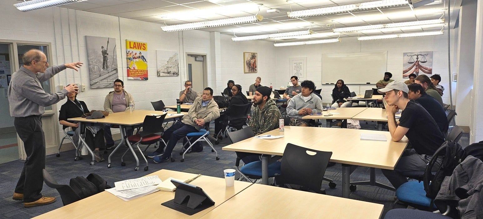 Dr. Franz Klein leading quantum computing workshop at UDC